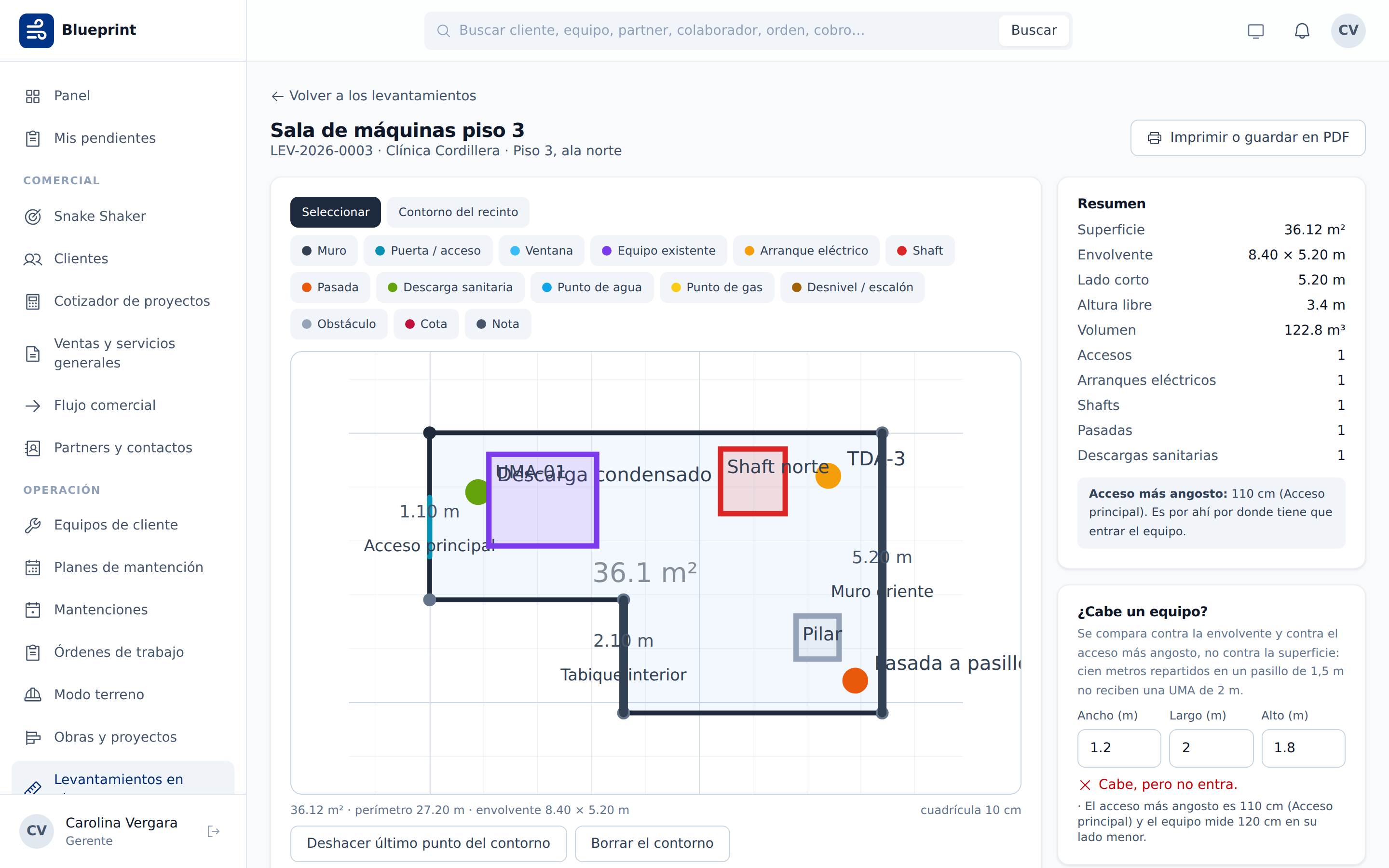 Levantamiento en planta de una sala de máquinas, con superficie calculada, acceso más angosto y la prueba de si cabe un equipo