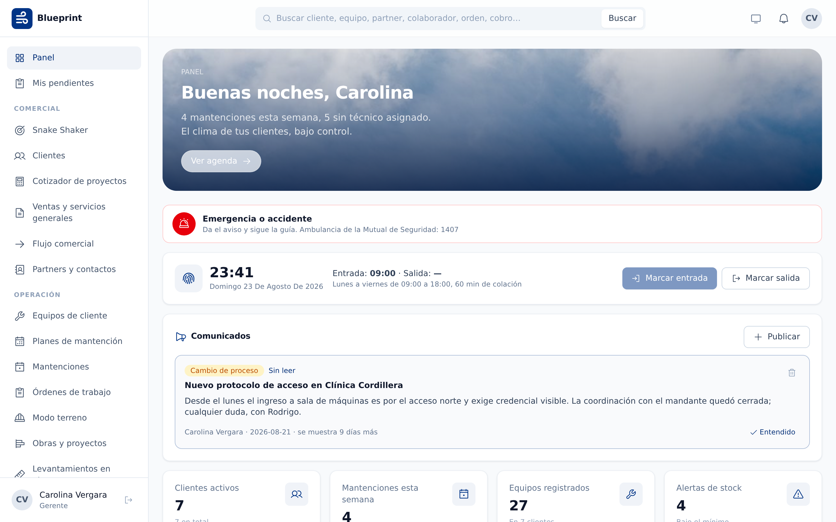 Panel de Blueprint en un portátil, mostrando la agenda de la semana, el marcaje del día y los comunicados de la empresa
