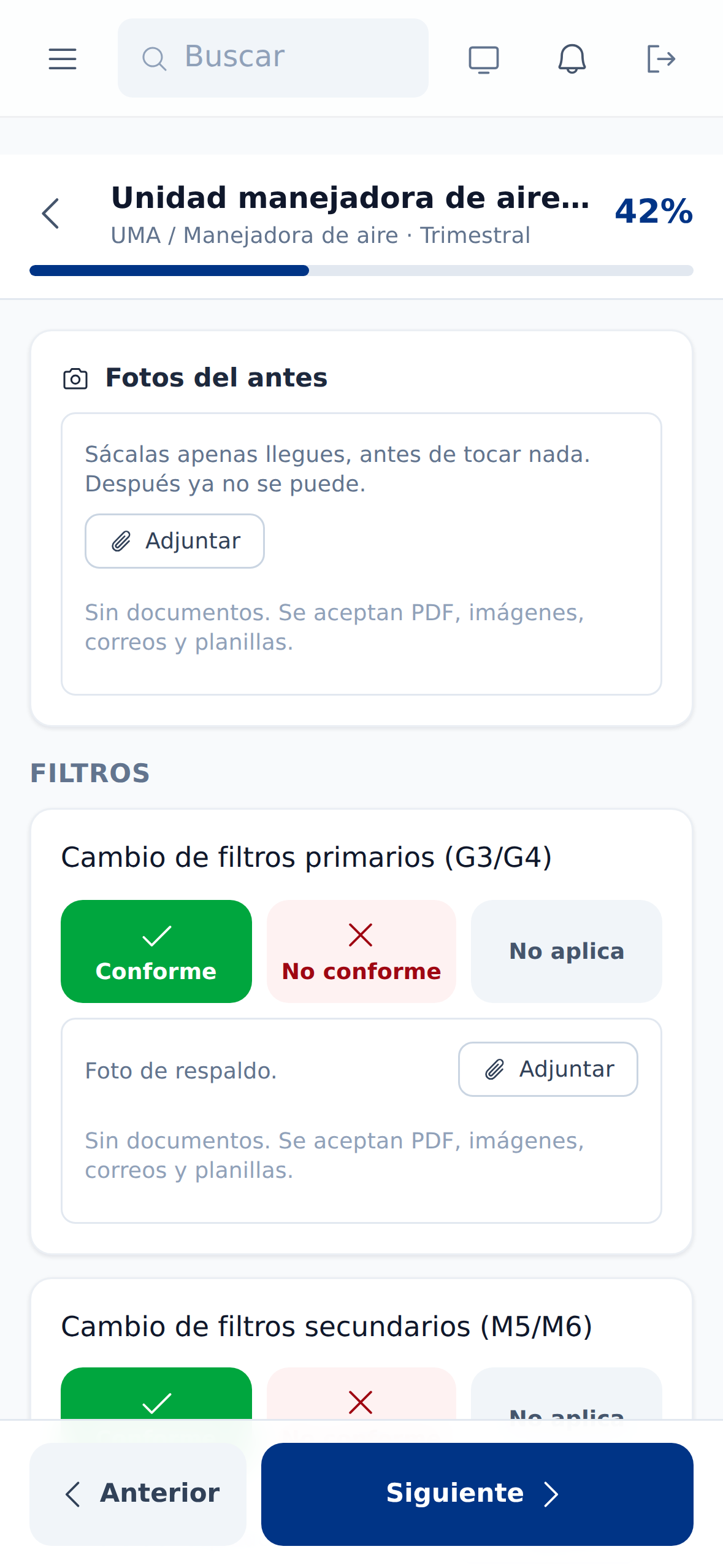 Checklist de mantención de una unidad manejadora de aire en el teléfono, con botones grandes de conforme y no conforme